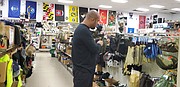 Surtido. Una vista del interior de la tienda con parte de la mercadería que los latinos acostumbran a comprar para su trabajo. | FOTO: Olga Imbaquingo