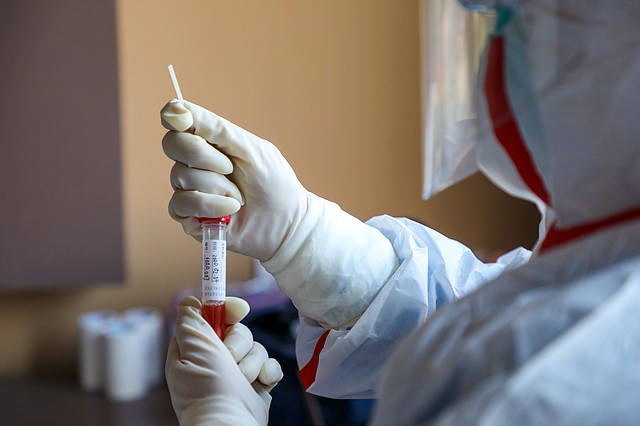 SALUD. Un trabajador recolecta biomaterial de pacientes sospechosos de coronavirus para pruebas de ácido nucleico en un hotel para personas aisladas en Wuhan, el 4 de febrero de 2020. | Foto: Efe.