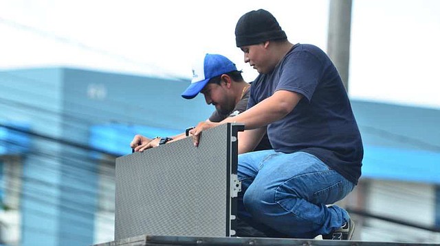 PREPARATIVOS. Al parecer la tarima servirá como un escenario para la convocatoria hecha a toda la población salvadoreña por el presidente. | Foto EDH/ Yessica Hompanera.