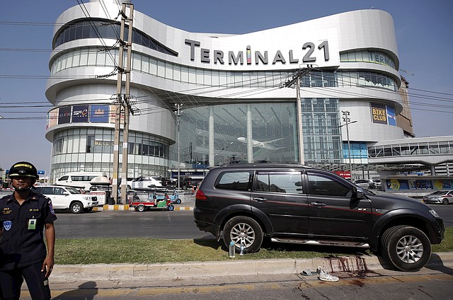 TAILANDIA. Una mancha de sangre y zapatillas abandonadas recuerdan este domingo, 9 de febrero, la masacre vivida en el centro comercial Terminal 21 de Nakhon Ratchasima. | Foto: Efe/Rungroj Yongrit.