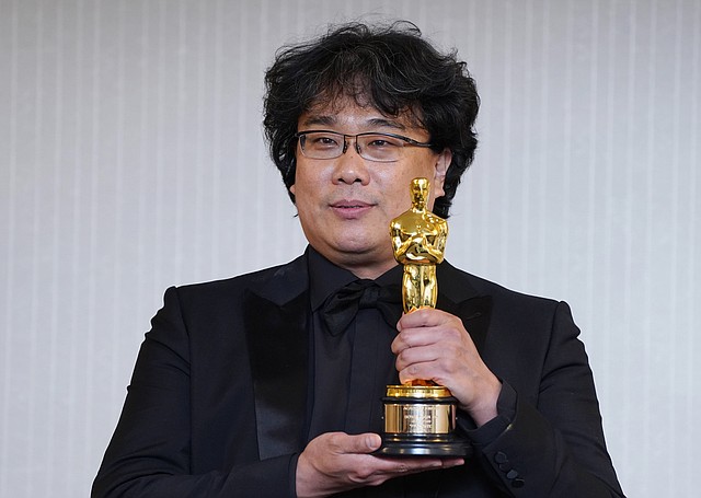 CINE. Bong Joon-ho sostiene su trofeo en una conferencia de prensa en Los Ángeles. | Foto: Efe.