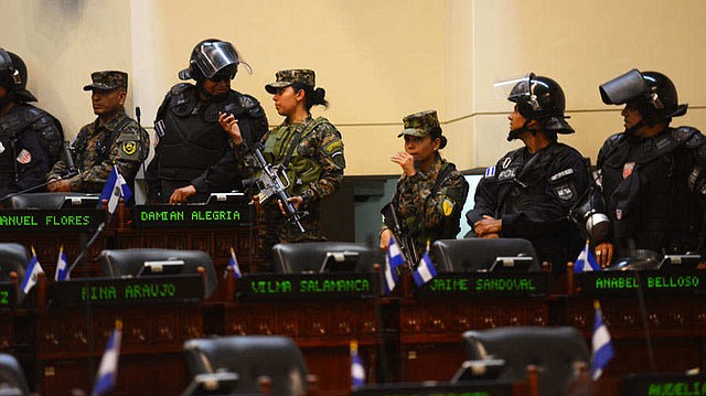 La militarización del Palacio Legislativo despertó repudio entre los legisladores, quienes se pronunciaron porque cesen las amenazas de parte de Bukele. Foto EDH/David Martínez.