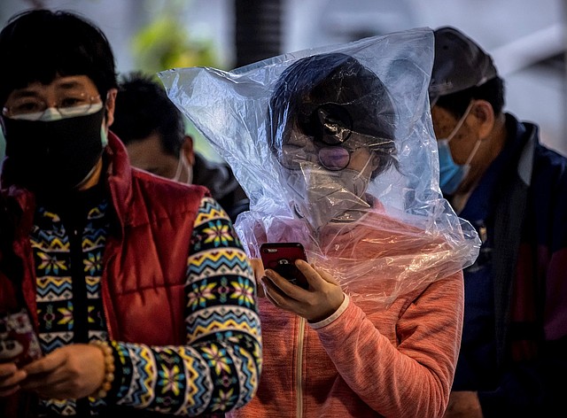 PREVENCIÓN. Aumenta el uso de mascarillas y plásticos para protegerse del coronavirus en China. | Foto: Efe.