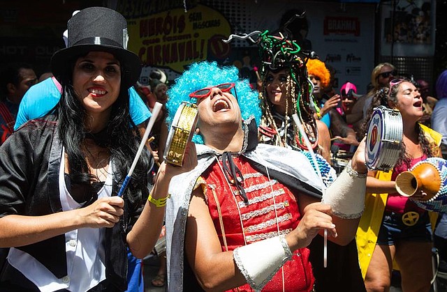 BRASIL. Foto cedida que muestra a integrantes de la comparsa "Desliga da Justiça", este sábado en la ciudad de Río de Janeiro
