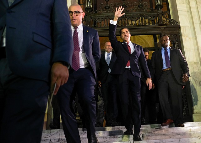 DIÁSPORA. A la salida de la OEA, Guaidó se reunió a la diáspora venezolana que lo esperaba frente a la institución bajo la lluvia. | Crédito: Marlon Correa para ETL.
