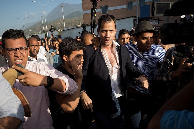 AGRESIÓN. Al llegar a Venezuela, paramilitares adeptos al régimen agredieron a Guaidó, su equipo y periodistas en las inmediaciones del aeropuerto de Maiquetía. | Crédito: Efe/Rayner Peña.
