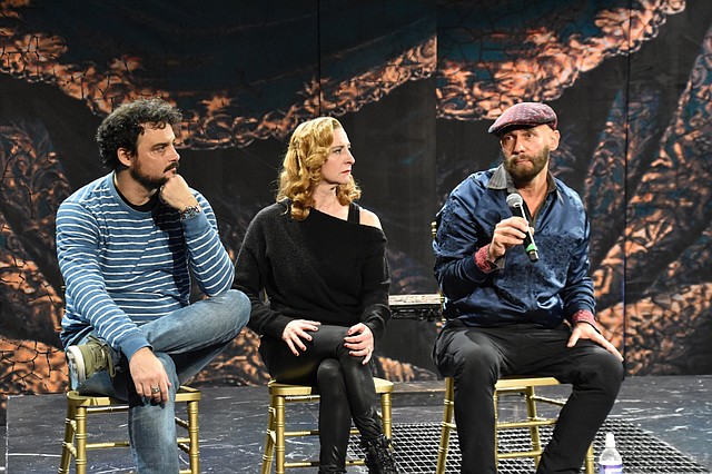 PÚBLICO. El director (Der. junto a protagonistas de la obra) dijo que la audiencia de DC es muy inteligente y sensible. | CREDITO: Tomás Guevara - ETL.