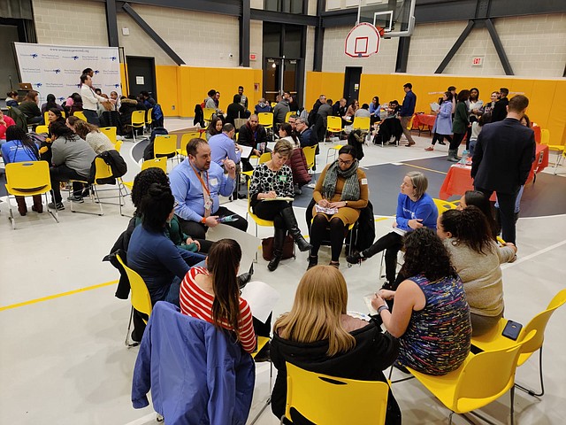 IDEAS. Los asistentes fueron divididos en equipos para discutir diferentes actividades de la campaña