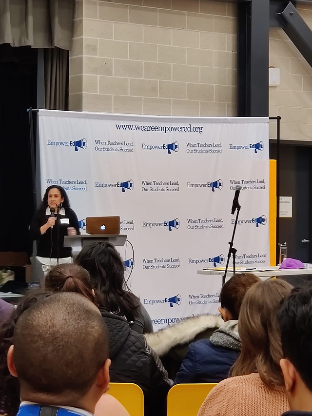 LATINOS. Profesora discutiendo con los participantes la importancia de reclutar y retener educadores latinos