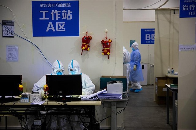 INVESTIGACIONES. Personal médico con trajes de protección trabaja en el hospital improvisado de Wuhan Fang Cang en Wuhan, provincia de Hubei (China), 17 de febrero de 2020