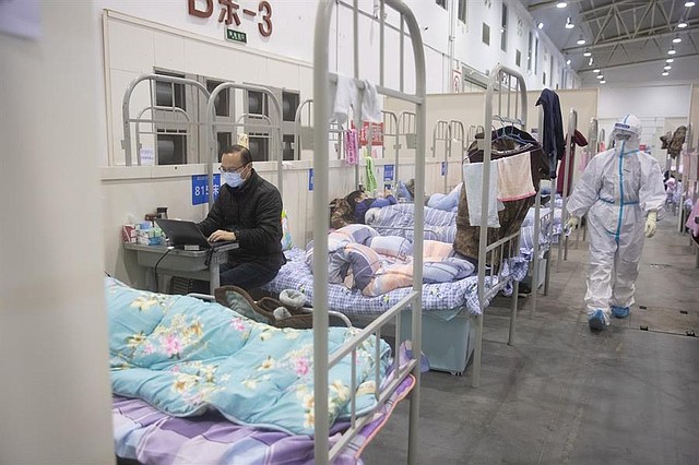 SALUD. Pacientes infectados por el virus de la Corona en el interior del hospital provisional de Wuhan Fang Cang en Wuhan, provincia de Hubei (China), 17 de febrero de 2020
