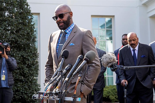 DEPORTES. El ex jugador de fútbol americano de los 49ers de San Francisco Jerry Rice (izquierda) habla y el ex jugador de fútbol americano Jim Brown (derecha) observa el anuncio del indulto total del ex propietario de los 49ers Edward DeBartolo Jr. por el Presidente de los Estados Unidos Donald J. Trump en la Casa Blanca en Washington, DC, EE.UU., 18 de febrero de 2020