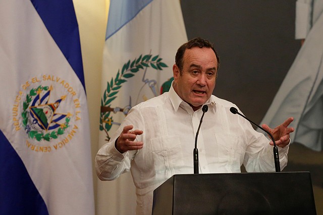 COMERCIO. El presidente de Guatemala ofreció a El Salvador tener un puerto con salida al Atlántico. | Foto: Efe/Rodrigo Sura