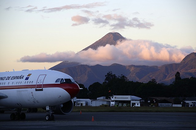 VUELOS. Imagen del aeropuerto La Aurora, en Ciudad de Guatemala, con el volcán de Agua detrás. | Foto: Efe/Carlos Lemos.