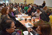 IMPUESTOS. Un grupo de trabajo aprendiendo sobre la nueva opción para obtener un seguro médico a través de la declaración de impuestos. | FOTO: Tomás Guevara - ETL