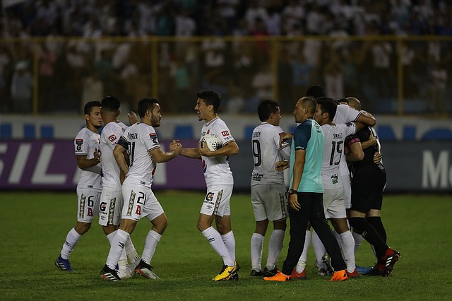 DEPORTES. Los jugadores de Alianza FC celebran este miércoles, tras ganar el partido de ida contra Tigres por los octavos de final de la Liga de Campeones, disputado en San Salvador. | Foto: Efe/Rodrigo Sura.