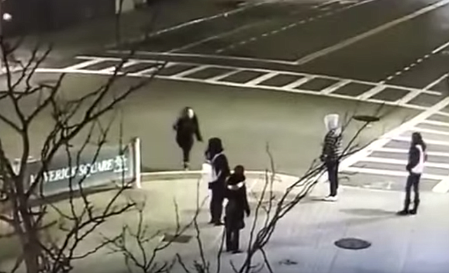 ATAQUE. La Sra. Vásquez se encontraba con su hija cerca de la estación Maverick cuando sin razón alguna, fueron "brutalmente asaltadas"