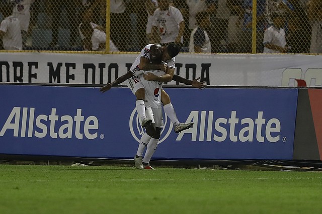 DEPORTES. Felipe Ponce (arriba) y Oswaldo Blanco (abajo), ambos del Alianza FC. | Foto: Efe/Rodrigo Sura.