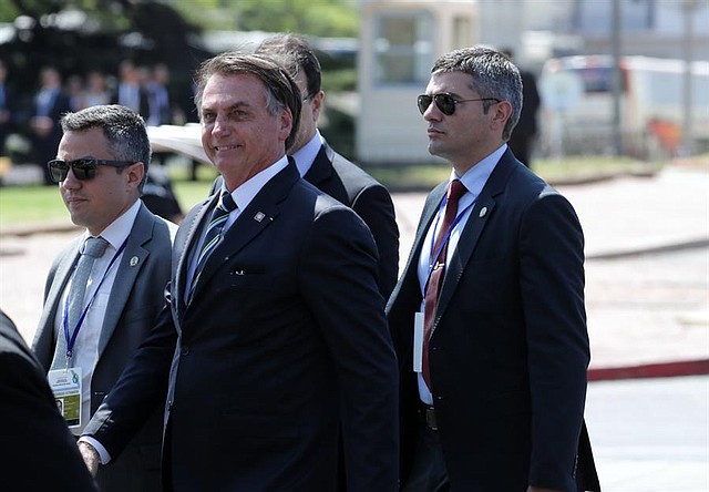 URUGUAY. El presidente de Brasil, Jair Bolsonaro, llega para la toma de juramento del presidente uruguayo Luis Lacalle Pou, este domingo en el Palacio Legislativo de Montevideo