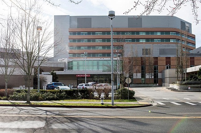 CRISIS. Una vista exterior del Centro Médico EvergreenHealth donde una persona murió de un coronavirus, en Kirkland, Washington, EE.UU., 01 de marzo de 2020