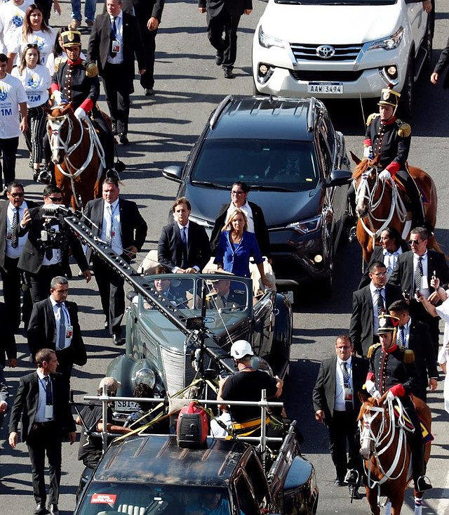CEREMONIA. El presidente de Uruguay, Luis Lacalle Pou, y su esposa Lorena Ponce de León participan en un desfile hacia la Plaza de la Independencia para la ceremonia de traspaso de mando, este domingo en Montevideo
