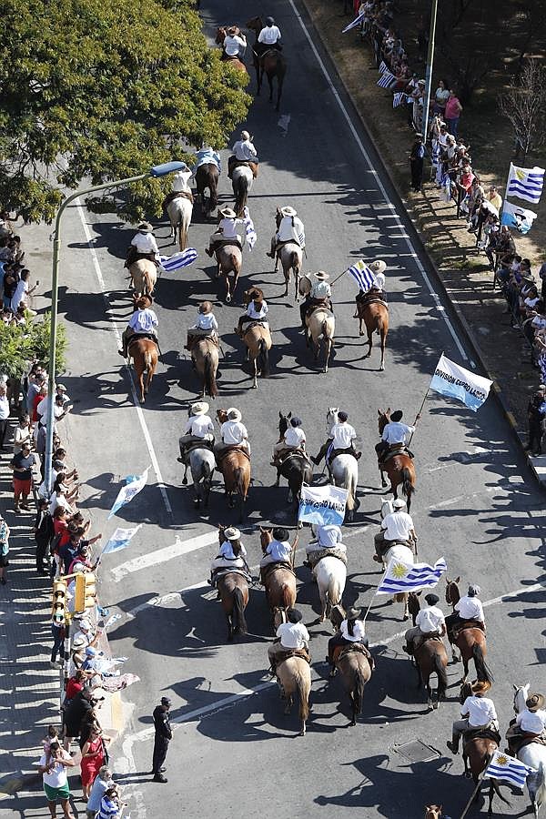 ACCIONES. Jinetes participan en el desfile del presidente de Uruguay, Luis Lacalle Pou, hacia la Plaza de la Independencia para la ceremonia de traspaso de mando, este domingo en Montevideo