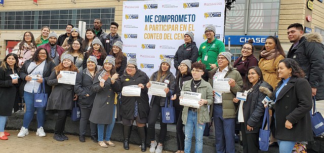 MENSAJE. Jóvenes latinos que viven en diferentes estados recorrieron algunos barrios de DC difundiendo la importancia del Censo. | CREDITO: Olga Imbaquingo - ETL.