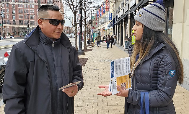 PEATONES. En Columbia Heights, los jóvenes abordaron a los transeúntes latinos para explicarles en qué consiste el Censo. | CREDITO: Olga Imbaquingo - ETL.