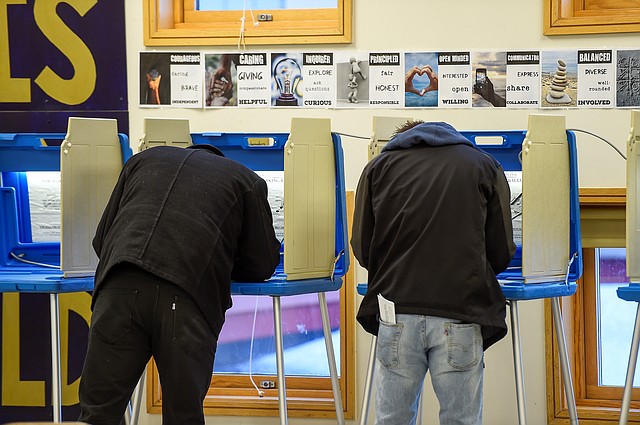PARTICIPACIÓN. Los electores emiten sus votos en un centro de votación dentro de una escuela primaria, en Minneapolis, Minnesota, este 3 de marzo de 2020. | Foto: Efe/CRAIG LASSIG