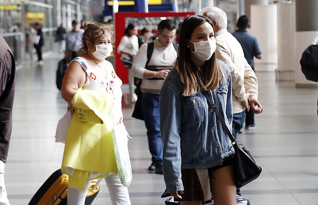 SALUD. Turistas que llegan al Aeropuerto internacional El Dorado se protegen con tapabocas por el virus COVID-19. | Foto: Efe/Mauricio Dueñas Castañeda.
