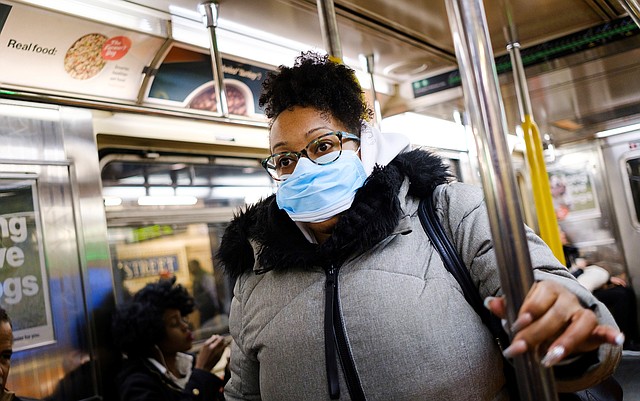 NACIONAL. Una mujer que llevaba una máscara facial en metro en Nueva York, el 2 de marzo de 2020, ante el riesgo de coronavirus. | Foto: Efe.