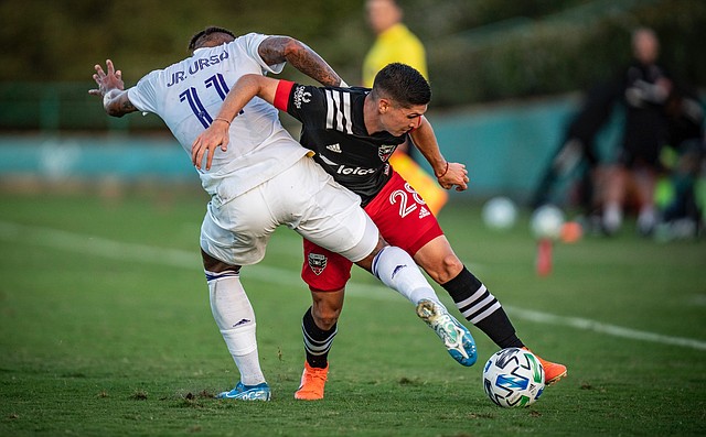 DEFENSA. Joseph Mora ganándole el balón a Jr. Urso en un partido de pretemporada entre el D.C. United y Orlando City