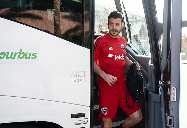 BRASILEÑO. Felipe Martins bajándose del bus previo al partido de pretemporada ante el Orlando City
