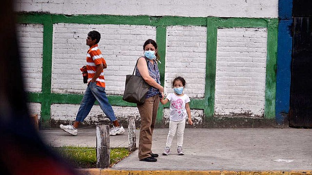 SALUD. Elena Guevara y la pequeña Luciana recibieron mascarillas para prevenir el contagio de gripe. | Foto EDH/ Jessica Orellana.