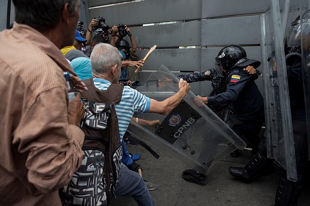 PROTESTA. El presidente interino Guaidó pidió mantener la manifestación pacífica. | Foto: Efe/Rayner Peña R.