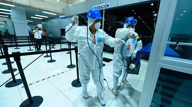 SALUD. En el aeropuerto ya se inició con la sanitización de diversas áreas como medida preventiva. Foto EDH / Menly Cortez.