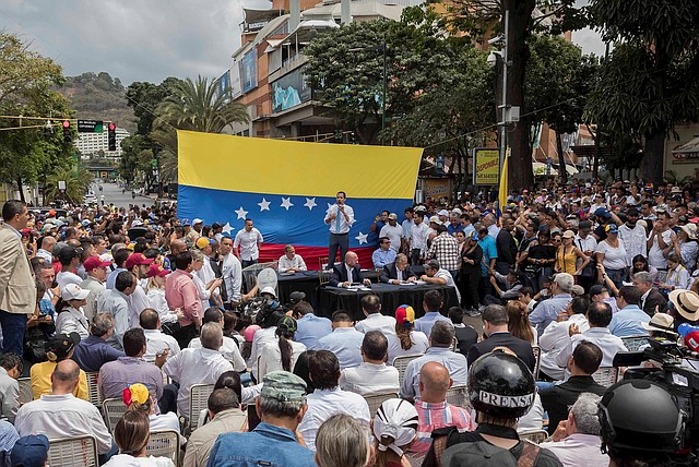 SESIÓN. Guaidó dirigió la sesión parlamentaria en Las Mercedes, al este de Caracas. | Foto: Efe/Rayner Peña R.