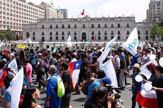 PROTESTA. La sociedad civil ha salido a rechazar políticas gubernamentales. FOTO: EFE - Alberto Valdés