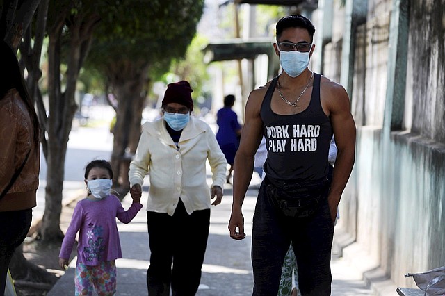 RESTRICCIONES. En Centroamérica los ciudadanos han acatado el uso del tapabocas para prevenir el virus. | Foto: EFE - Gustavo Amador.