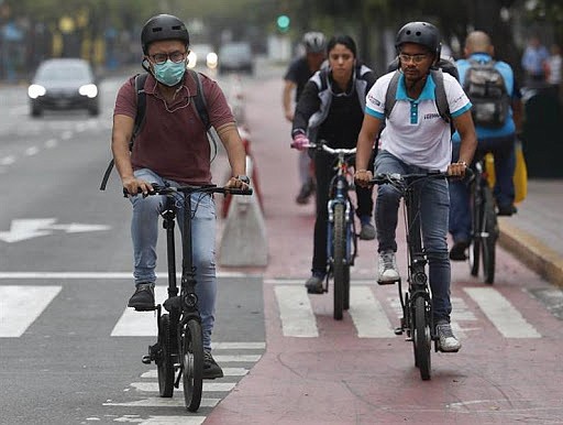 DIARISMO. En Perú, algunos ciudadanos han desatendido las decisiones del Gobierno central y permanecen en las calles.| Foto: Efe/ Paolo Aguilar