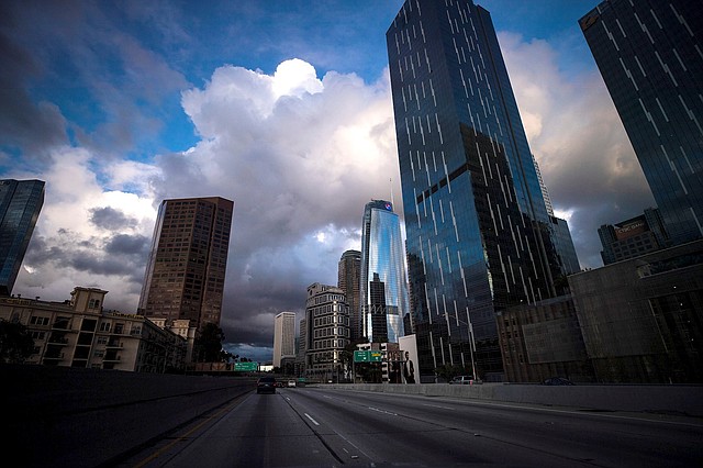 CUARENTENA. Imagen del centro de California el 19 de marzo de 2020, mientras el gobernador Gavin Newsom y el alcalde de Los Ángeles, Eric Garcetti, anunciaban la cuarentena. | Foto: Efe/Etienne Laurent.