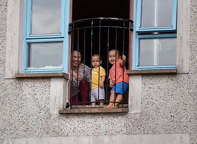 CUARENTENA. Una familia en Easterhouse durante el encierro en Glasgow, Gran Bretaña, para prevenir el coronavirus, el 24 de marzo de 2020. | Foto: Efe/Robert Perry.