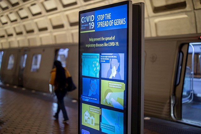 PREVENCIÓN. Una pantalla informativa sobre el COVID-19 en una estación de Metro en Washington, DC, el martes 24 de marzo. | Foto: Efe/Erik S. Lesser.