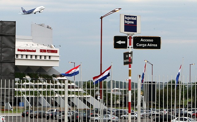 MEDIDAS. Aeropuertos paraguayos cierran sus pistas a vuelos del exterior salvo de carga. FOTO: EFE / Andrés Cristaldo