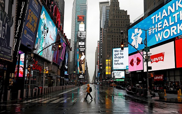 NACIONAL. Fotografía fechada el 24 de marzo de 2020 de un hombre caminando por un Times Square totalmente vacío a causa del coronavirus en Nueva York. | Foto: Efe/Peter Foley.
