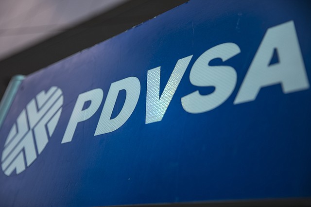 VENEZUELA. Detalle de un logotipo en una estación de servicio de gasolina de Petróleos de Venezuela (PDVSA), el 25 de agosto de 2017, en Caracas. Decenas de funcionarios de la estatal están envueltos en tramas de corrupción y lavado de dinero. | Foto: Efe/Miguel Gutiérrez.