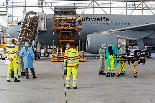 Alemania activó un imponente avión militar y lo envió a Italia para recoger a pacientes con Covid-19 y trasladarlos a territorio germano. Foto EDH/ EFE