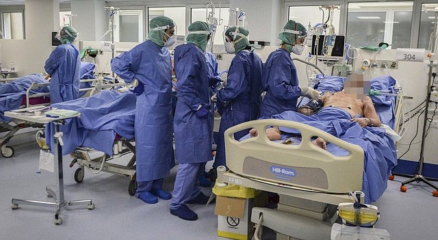 OPERACIÓN. Esta operación se da para colaborar con el sistema sanitario de Italia que se encuentra desbordado. En sus zonas más afectadas, hace semanas que los hospitales rebasaron su máxima capacidad. Foto EDH / EFE