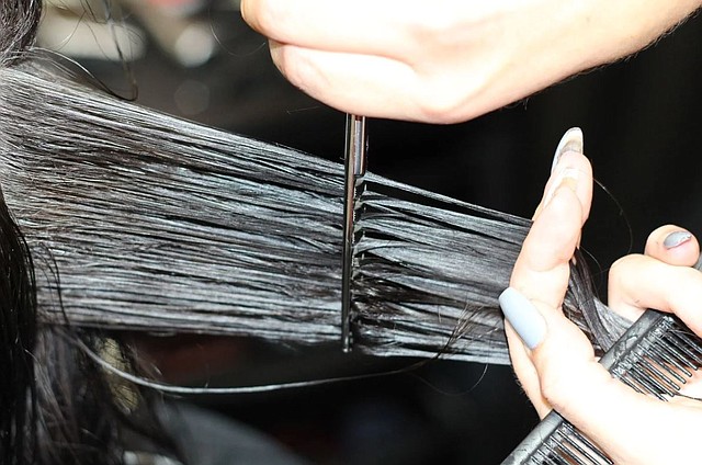 MODA. En Internet hay diferentes tutoriales e indicaciones para cortar el cabello. | Foto: Pixabay.
