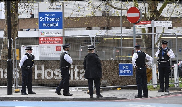 AFUERA. Grupo de policías que se mantienen a las afueras del hospital St. Thomas, en Londres, donde Boris Johnson permanece ingresado por Covid-19. Foto: EFE